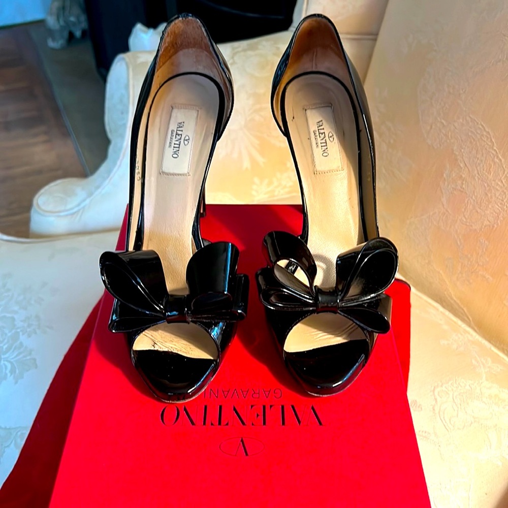 Valentino Sexy, classic black patent leather peek a boo pumps w/  bow accent